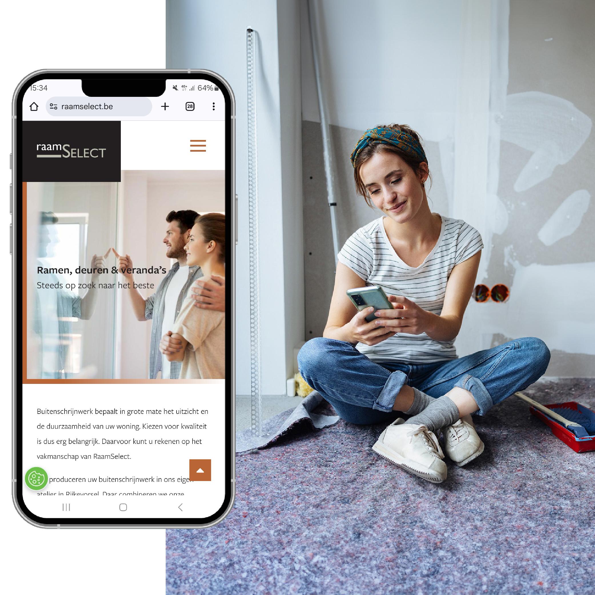 Een vrouw die tijdens de verbouwingen van haar huis opzoek is naar ramen en deuren. Ze scrollt door de mobiele website van RaamSelect. 